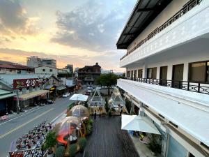 鱼池乡Zhen House 珍棧民宿的从大楼的阳台上可欣赏到街道景色