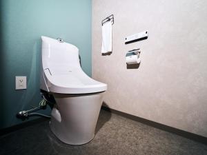 那霸Rakuten STAY Naha-Miebashi Bunk bed Room的一间位于客房内的白色卫生间的浴室