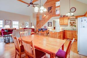 埃利杰Deer Hollow的厨房以及带木桌和椅子的用餐室。
