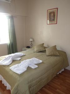 布宜诺斯艾利斯奥玛布宜诺斯艾利斯酒店的一间卧室配有带毛巾的床