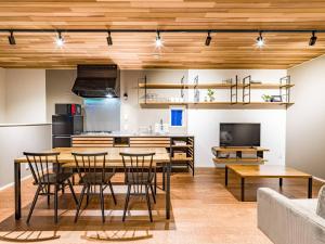 高崎Rakuten STAY HOUSE x WILL STYLE Takasaki 104的厨房以及带桌椅的用餐室。
