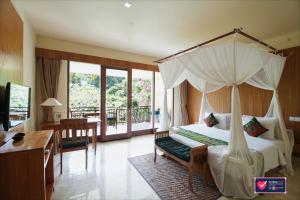 乌布萨博迪拉乌布酒店的一间卧室配有一张天蓬床和一张书桌