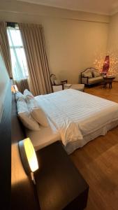麻坡丹戎别墅旅馆的卧室配有一张白色大床