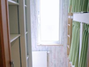 札幌八号旅馆的浴室设有窗户和浴帘