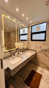 十月六日城Sodic Westown Residence 2的一间带水槽和大镜子的浴室