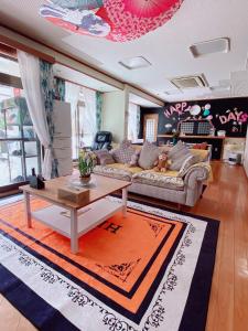 伊东Hanamizuki Onsen Resort的客厅配有沙发和桌子
