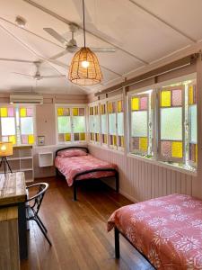 凯恩斯Dreamtime Travellers Rest的客房设有两张床和窗户。