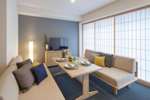 东京美满如家酒店 东京 赤坂的客厅配有沙发和桌子