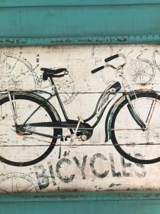 KlagstorpRum på landet的墙上涂画的自行车