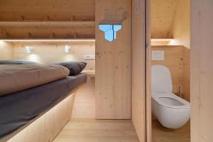 Višnja GoraHoneybee Hostel - Hiša kranjske čebele的小型客房设有卫生间和床。