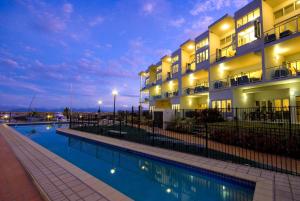 耐莉湾海滨磁力海港公寓式酒店的夜间设有游泳池的酒店