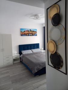 锡比乌Studio Acasă的一间卧室配有蓝色的床和镜子