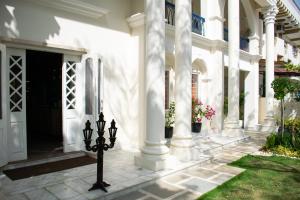 斋浦尔Dileep Kothi - A Royal Boutique Luxury Suites in Jaipur的白色的圆柱房子和庭院