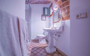 FortiáCan Bayre-Casa Rural的白色的浴室设有水槽和卫生间。