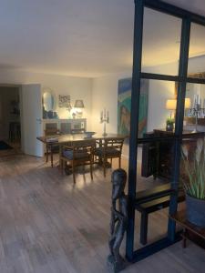 奥尔堡MilleBo - Like Home Studio Apartment的一间带桌椅的客厅和一间用餐室