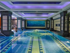 基拉尼基拉尼广场温泉酒店的一座游泳池,里面是女人行走的