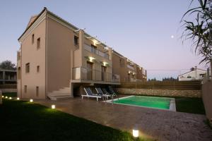 科孚镇Efilenia Luxury Villas的后院带游泳池的房子