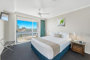 麦夸里港太平洋港度假酒店的酒店客房设有一张床和一个阳台。
