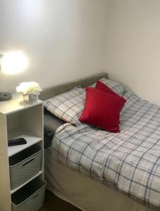 彼索普斯托福Central 2 Bed, 2 Bathrooms, Ground Floor Apartment with Parking的床上有红色枕头