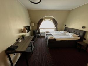 塔林布拉沃温泉酒店的酒店客房设有床和窗户。