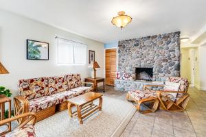 卡农海滩Driftwood的带沙发和石制壁炉的客厅