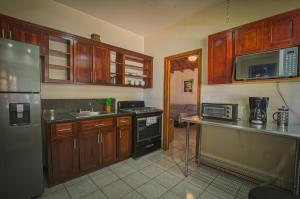 罗阿坦Relaxing Tropical Cabin的厨房配有木制橱柜和台面