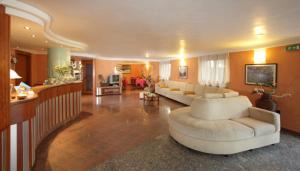 阿尔巴·阿德里亚蒂卡HOTEL BALTIC的一间大客厅,客厅内配有白色沙发