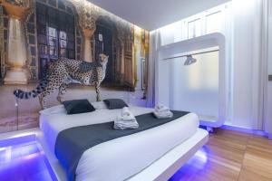 罗马罗马特雷维精英旅馆的卧室,床上有猎豹