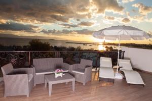 图兹拉Tuzla Garden Hotel & Spa的庭院配有桌椅和遮阳伞。