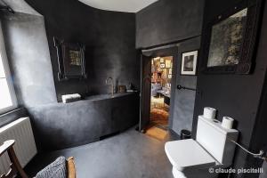 ClemencyChâteau de Clemency的浴室配有白色卫生间和盥洗盆。