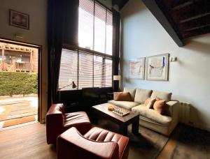 阿尔普Apartament Pla de Masella的客厅配有沙发和桌子