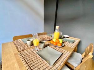 阿尔普Apartament Pla de Masella的一张桌子,上面放着一盘水果和橙汁