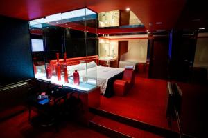 波伊奥蓬特韦德拉金星汽车旅馆的一间设有一张床铺的卧室,位于一个带镜子的房间