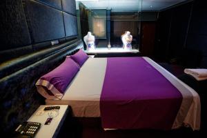 波伊奥蓬特韦德拉金星汽车旅馆的一间卧室配有一张床和一个水槽,水槽内装有五彩花纹