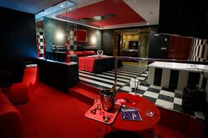 波伊奥蓬特韦德拉金星汽车旅馆的客厅配有床和红色桌子
