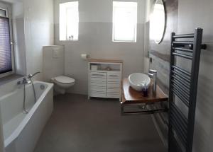 DürrhennersdorfHaus am Seidelberg的带浴缸、卫生间和盥洗盆的浴室