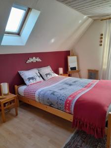 布赖恩拉勒Les Pensées的一间卧室设有一张红色墙壁的大床
