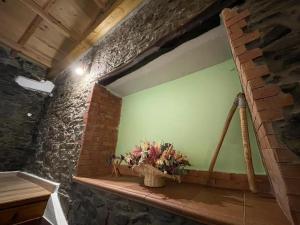 Caboalles de AbajoCasa Osu Pardo VuT的一间设有绿色墙壁和一篮鲜花的房间