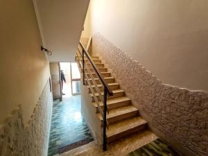 菲乌米奇诺Casa Malù的石墙房子的楼梯