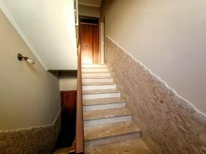 菲乌米奇诺Casa Malù的楼梯,楼梯通往门