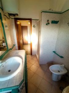 菲乌米奇诺Casa Malù的一间带水槽和卫生间的浴室