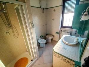 菲乌米奇诺Casa Malù的带淋浴、盥洗盆和卫生间的浴室