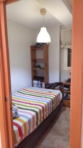 阿尔么丽亚Apartamento Almería Playa de San Miguel - Zapillo的一间卧室配有带条纹毯子的床