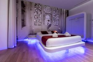 罗马罗马特雷维精英旅馆的一间卧室配有一张带灯的白色大床