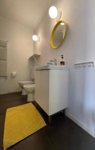 雷夫卡达镇Lefkas Marine Apartment的一间带水槽、卫生间和镜子的浴室