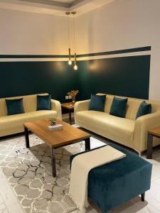 阿可贺巴HY Compound的客厅配有两张沙发和一张咖啡桌