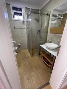德尔米Sea Gem Apartment的带淋浴和盥洗盆的浴室