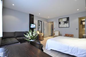 旺德夫尔莱南锡国际之家科塔奇的酒店客房,配有床和沙发