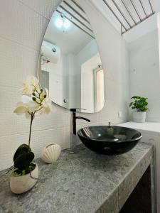 科孚镇Casa d' arte的浴室设有黑色水槽和镜子
