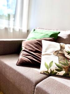采西斯Cesis Boulevard Apartments的一张带枕头的沙发,上面有鹿的照片